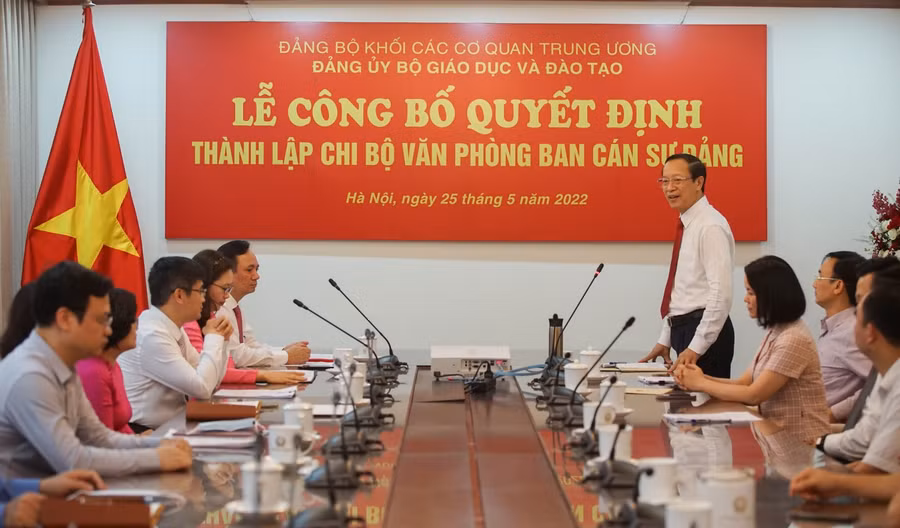 Đồng chí Phạm Ngọc Thưởng - Bí thư Đảng uỷ, Thứ trưởng Bộ GD&amp;ĐT phát biểu tại buổi Lễ