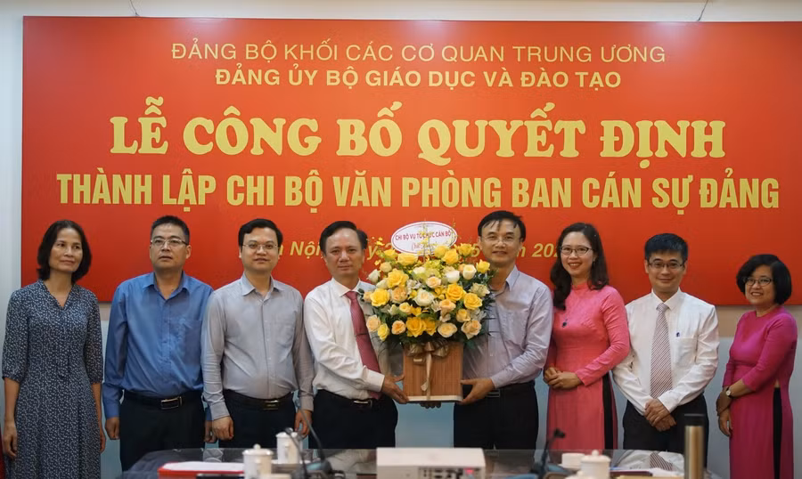 Chi bộ Vụ Tổ chức cán bộ tặng hoa chúc mừng Chi bộ Văn phòng Ban Cán sự đảng Bộ GD&amp;ĐT