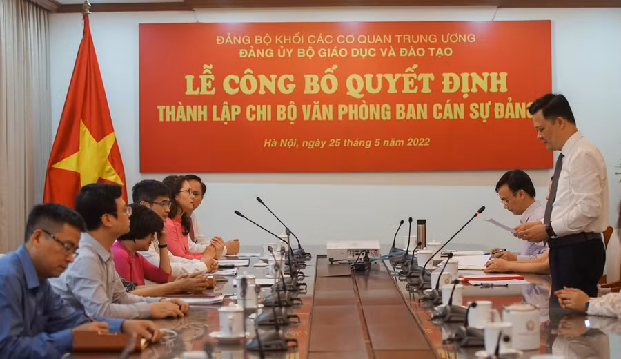 Đồng chí Nguyễn Sinh Thành – Chánh Văn phòng Đảng – Đoàn thể Bộ GD&amp;ĐT công bố Quyết định thành lập Chi bộ Văn phòng Ban Cán sự đảng Bộ GD&amp;ĐT