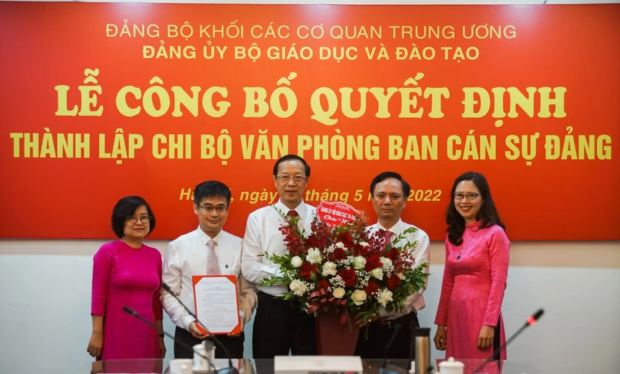 Đồng chí Phạm Ngọc Thưởng - Bí thư Đảng uỷ, Thứ trưởng Bộ GD&ĐT trao Quyết định thành lập Chi bộ Văn phòng Ban Cán sự đảng Bộ GD&ĐT và tặng hoa chúc mừng