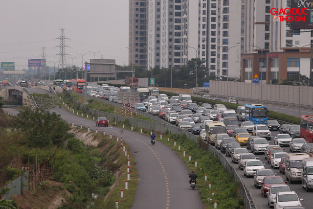 Theo thông tin, tại trạm thu phí Pháp Vân hướng về Hà Nội trong chiều nay đã xả trạm, do lượng phương tiện đổ về tăng đột biến.
