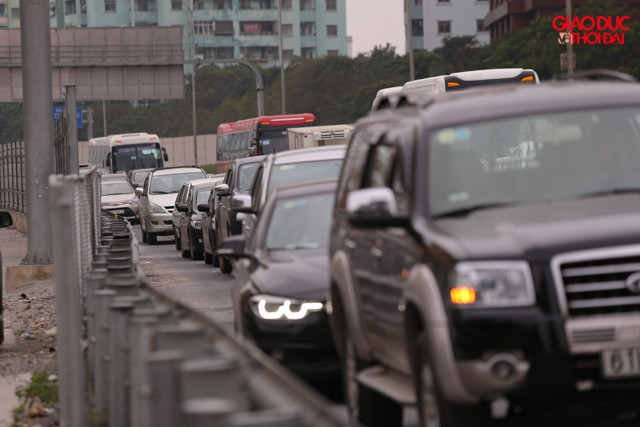 Tại cao tốc Pháp Vân- Cầu Giẽ lượng phương tiện dồn về lớn khiến hiện tượng ùn tắc xảy ra.