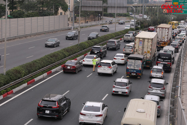 Càng về chiều tối, lượng phương tiện dồn về thành phố càng lớn.