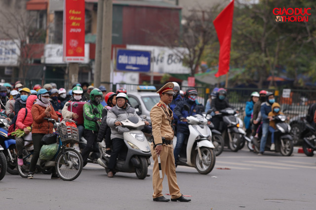 Ngay từ chiều, lượng người dồn về Thủ đô tại cửa ngõ phía nam tăng đột biến.