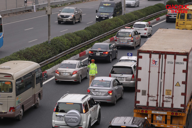 Lực lượng chức năng đã có mặt rất sớm để phân luồng giao thông ở khu vực đường cao tốc, ngay tại điểm nối với đường trên cao.