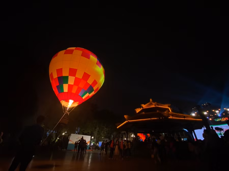 Chen chân ngắm khinh khí cầu khổng lồ ở phố đi bộ Hồ Gươm ảnh 10