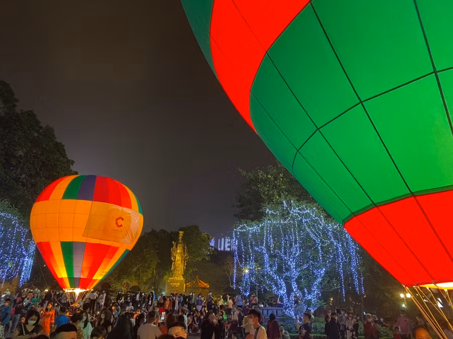 Những chiếc khinh khí cầu cỡ lớn rực sáng cả một khu vực phố đi bộ.