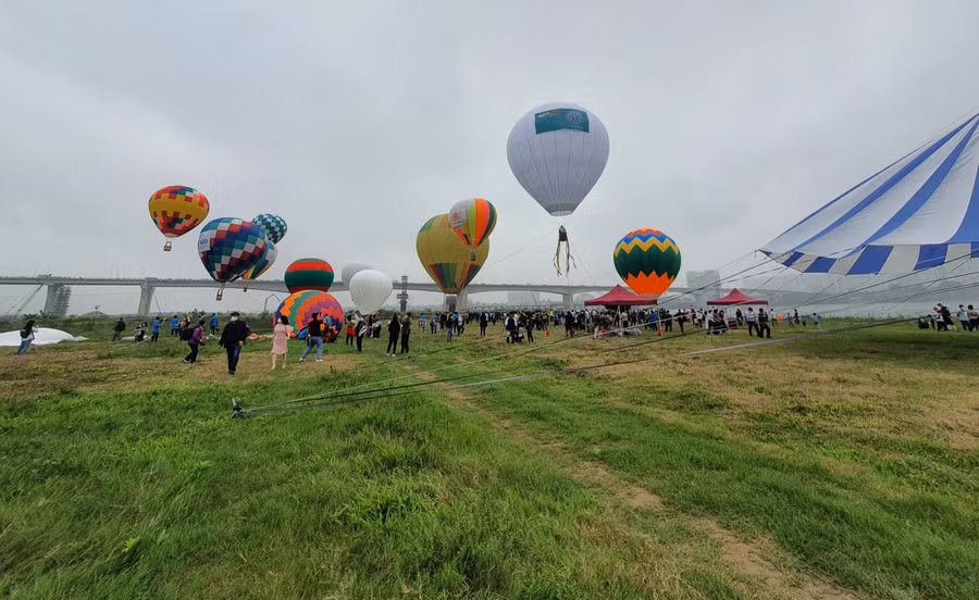 Lễ hội khinh khí cầu, một trong những sự kiện nằm trong khuôn khổ chương trình "Du lịch Hà Nội chào 2022 - Get on Hà Nội 2022", do Sở Du lịch Hà Nội tổ chức, hưởng ứng mở lại các hoạt động du lịch, diễn ra từ 25 đến 27/3.