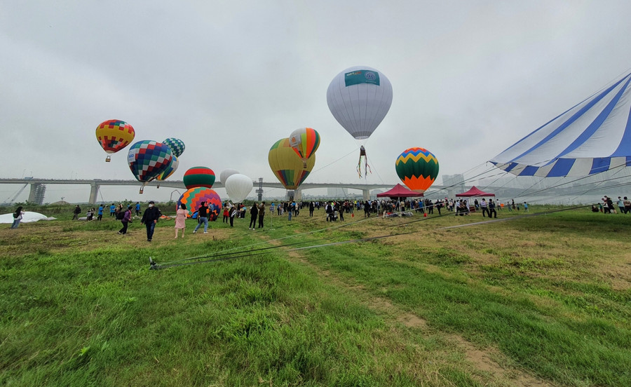 Lễ hội khinh khí cầu, một trong những sự kiện nằm trong khuôn khổ chương trình &quot;Du lịch Hà Nội chào 2022 - Get on Hà Nội 2022&quot;, do Sở Du lịch Hà Nội tổ chức, hưởng ứng mở lại các hoạt động du lịch, diễn ra từ 25 đến 27/3.