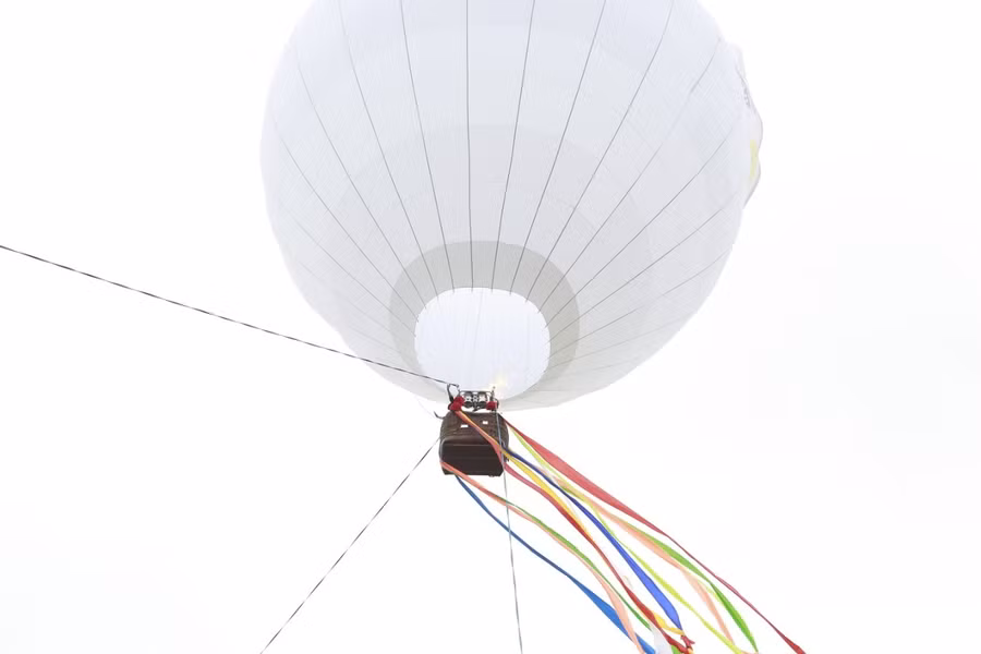 Sự kiện khinh khí cầu này được dân tình khắp nơi vô cùng hào hứng bởi không chỉ được ngắm những quả khinh khí cầu nhiều màu sắc ngay tại Hà Nội, người dân Thủ đô còn có cơ hội trải nghiệm ngắm thành phố từ trên cao.