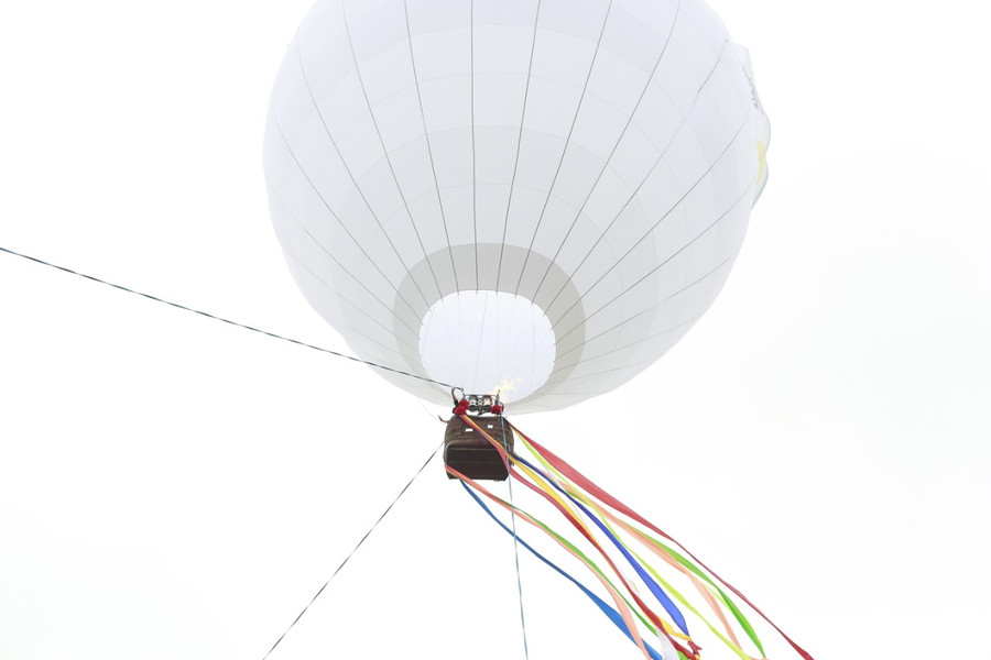 Sự kiện khinh khí cầu này được dân tình khắp nơi vô cùng hào hứng bởi không chỉ được ngắm những quả khinh khí cầu nhiều màu sắc ngay tại Hà Nội, người dân Thủ đô còn có cơ hội trải nghiệm ngắm thành phố từ trên cao.