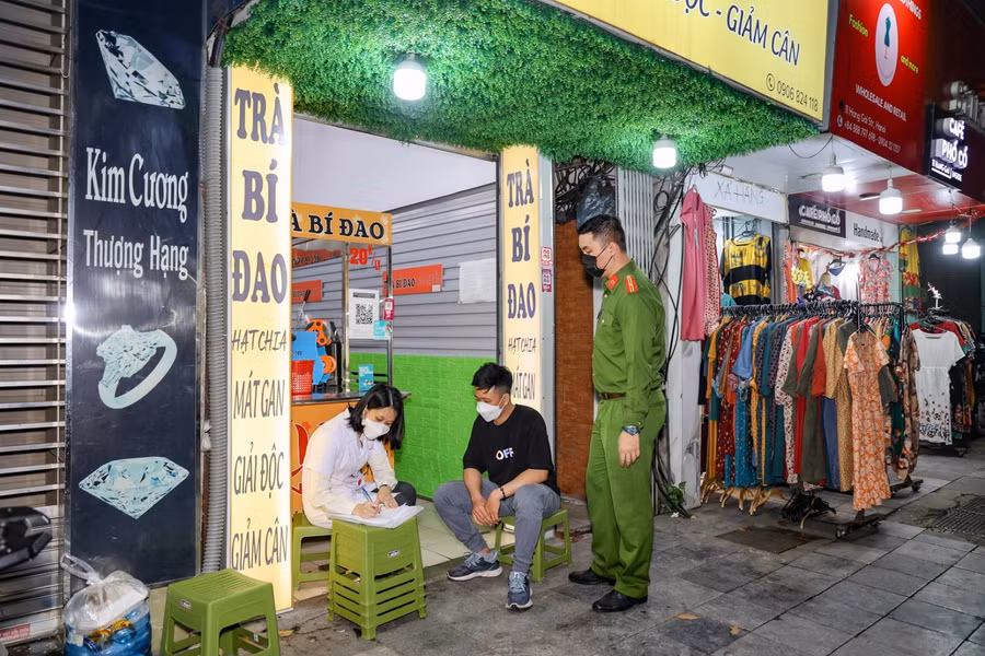 Qua kiểm tra, lực lượng chức năng phát hiện cửa hàng số 9 phố Hàng Gai vi phạm quy định phòng dịch Covid-19, đoàn đã tiến hàng lập biên bản và xử phạt mức phạt 2 triệu đồng.