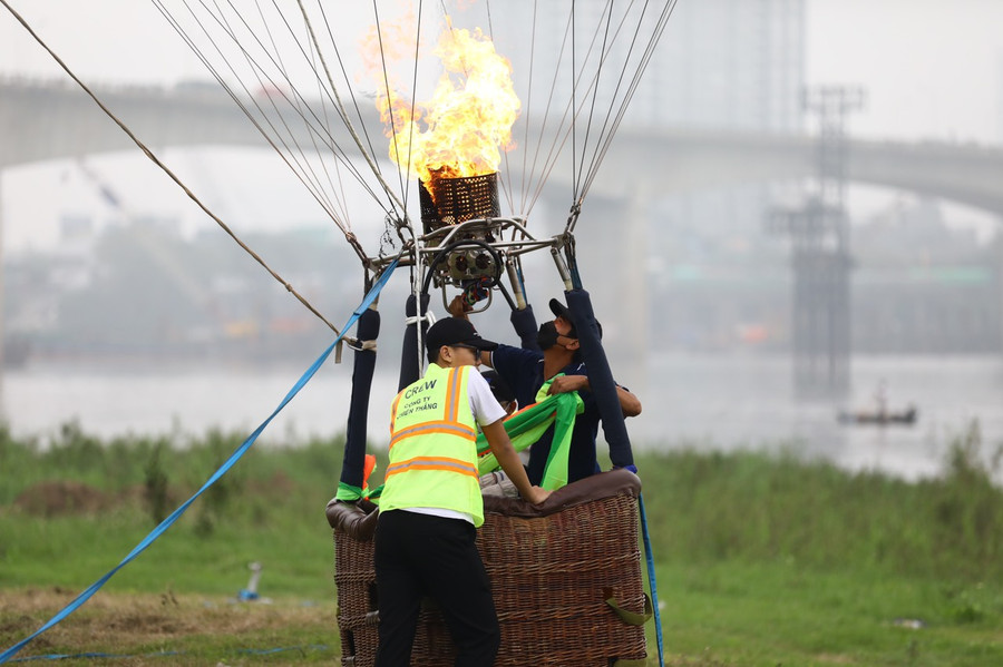 Sau ngày hôm nay, Lễ hội khinh khí cầu ở Hà Nội sẽ bán vé từ ngày 26/3, vé vào cửa là 60.000 đồng/người, trẻ em dưới 1,1 m miễn phí, vé tham quan khinh khí cầu giá 25.000 đồng, vé bay 150.000 đồng/trẻ em và 300.000 đồng/người lớn.