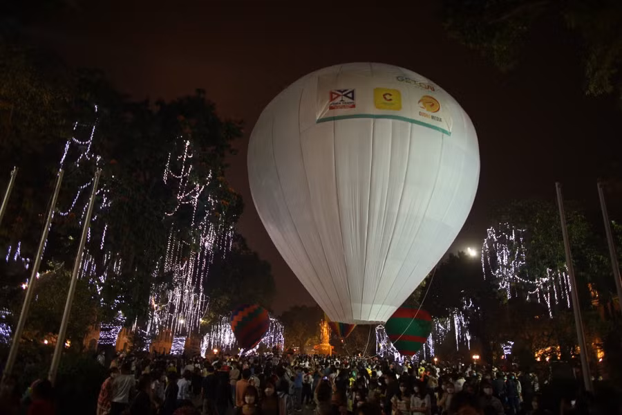 Chen chân ngắm khinh khí cầu khổng lồ ở phố đi bộ Hồ Gươm ảnh 9