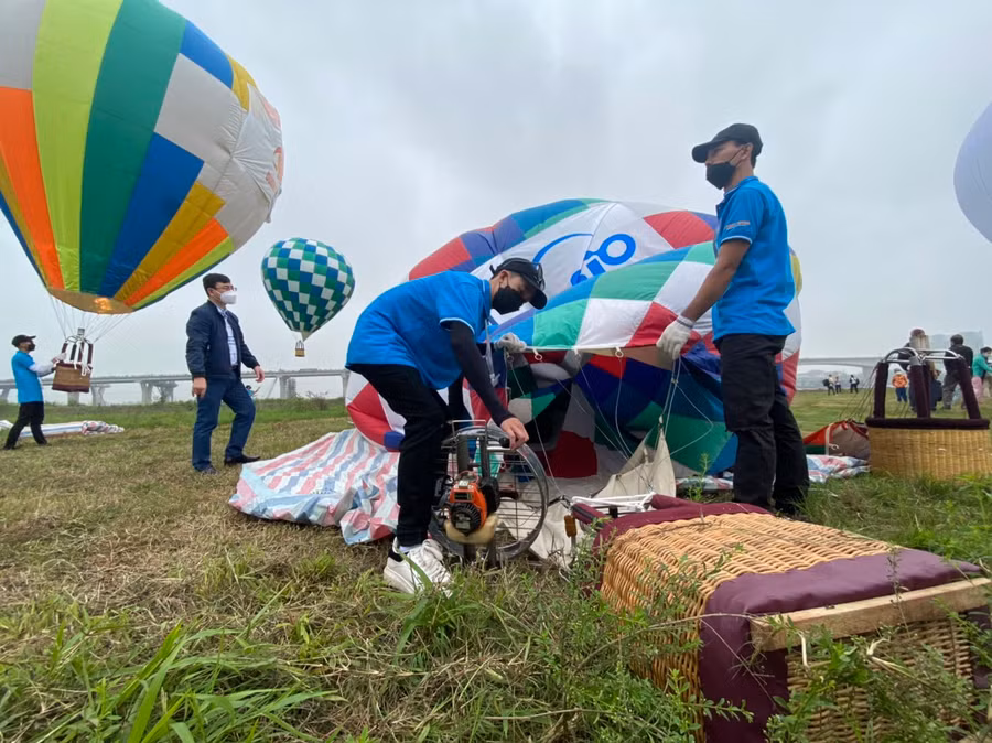Lễ hội khinh khí cầu ở Hà Nội, du khách sẽ được trải nghiệm bay lên cùng khinh khí cầu để ngắm Hà Nội từ trên cao.