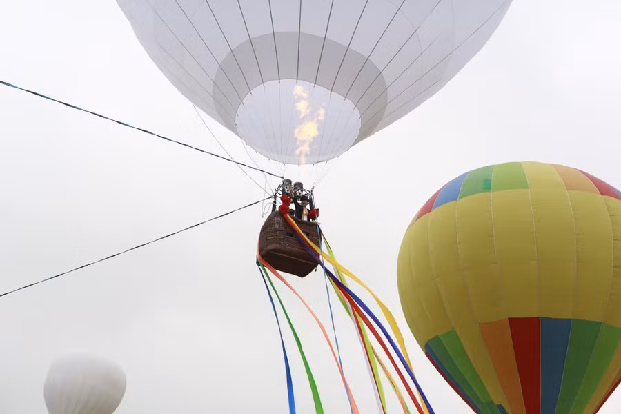 Khinh khí cầu tung bay đẹp mắt giữa lòng Thủ đô ảnh 7