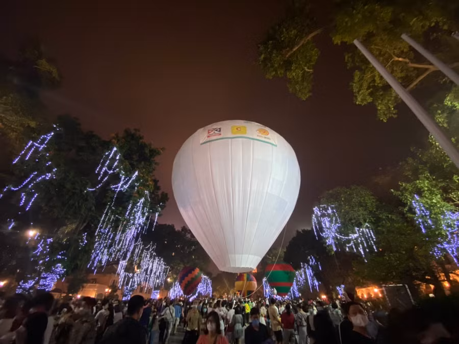 Hàng nghìn người dân và du khách đổ về phố đi bộ Hồ Gươm để tham gia lễ hội khinh khí cầu.