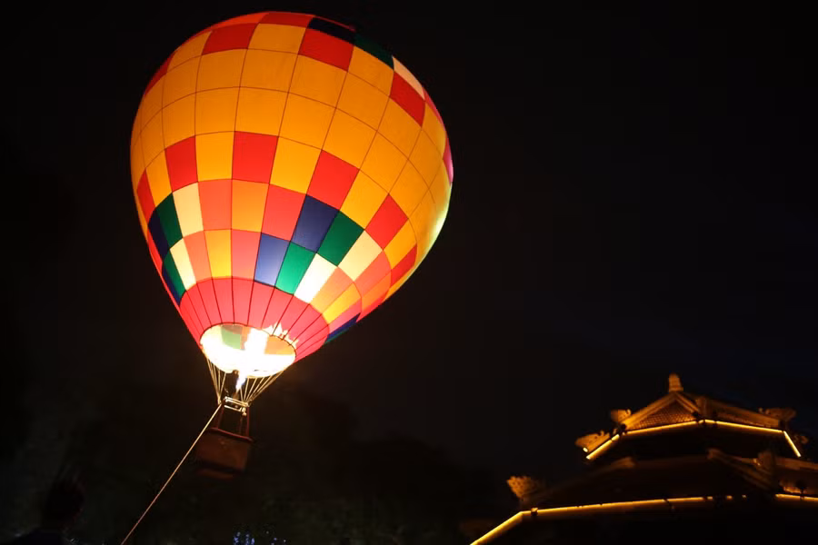 Chen chân ngắm khinh khí cầu khổng lồ ở phố đi bộ Hồ Gươm ảnh 7