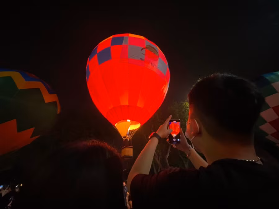 Chen chân ngắm khinh khí cầu khổng lồ ở phố đi bộ Hồ Gươm ảnh 12