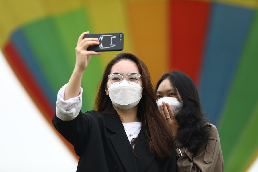 Nhiều bạn trẻ đã có mặt tại đây để check-in với khinh khí cầu.