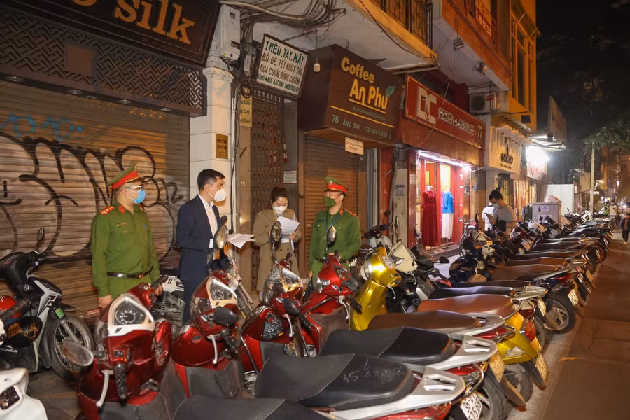 Điểm trông xe thuộc phường Hàng Gai không niêm yết giá công khai đã bị xử phạt 2 triệu đồng.