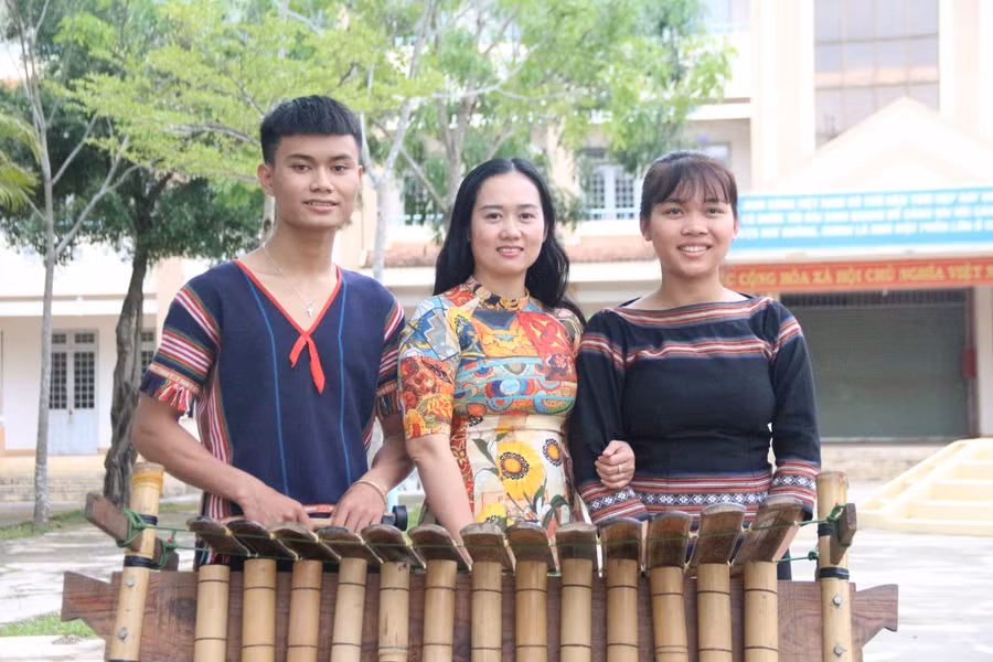 Cô Giã Thị Tuyết Nhung luôn đồng hành, hỗ trợ 2 học sinh với hy vọng đưa văn hoá truyền thống vươn xa ra Thế giới.