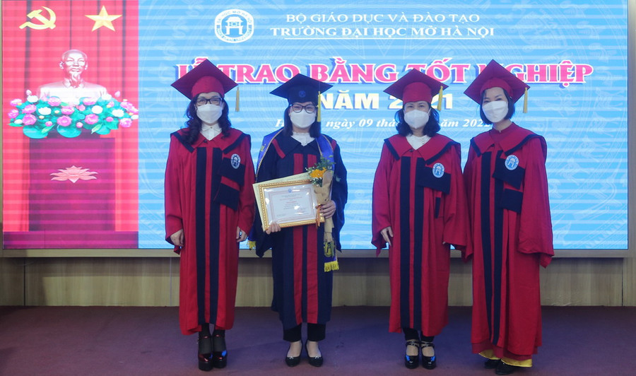 Nghi thức trao bằng trọng thể, trang nghiêm nhưng vẫn đảm bảo công tác phòng chống dịch bệnh Covid-19.