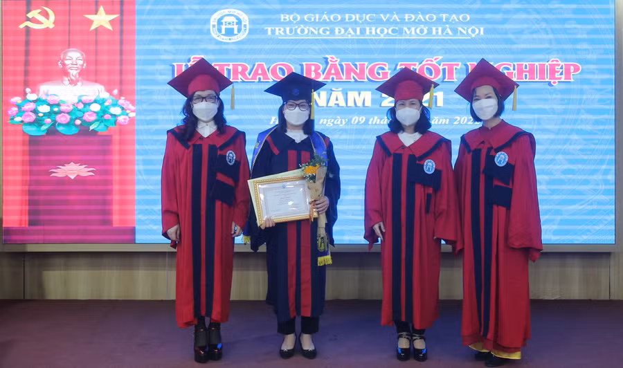 Nghi thức trao bằng trọng thể, trang nghiêm nhưng vẫn đảm bảo công tác phòng chống dịch bệnh Covid-19.