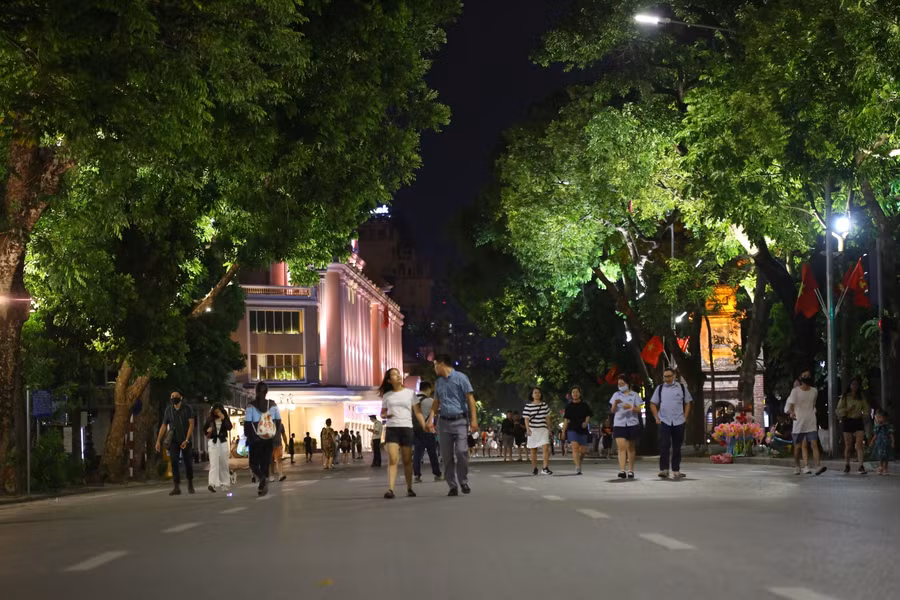 Trước khi dịch Covid-19 diễn ra, phố đi bộ Hồ Gươm là địa điểm công cộng có số lượng du khách đông nhất ở Hà Nội vào những ngày cuối tuần.