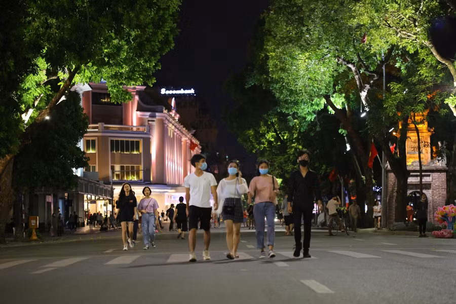 Trong tối đầu tiên mở cửa trở lại phố đi bộ, nhiều người dân đã có mặt từ khá sớm.