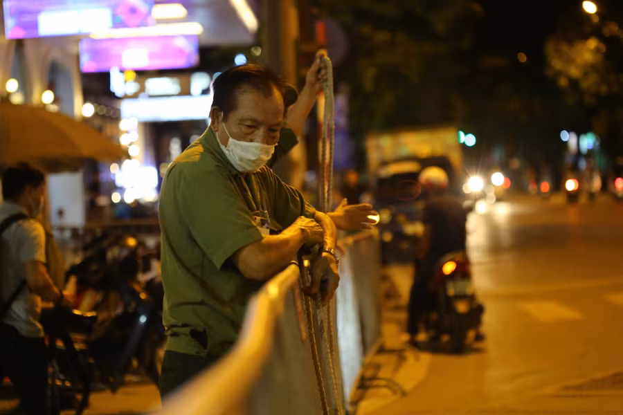 Phố đi bộ Hồ Hoàn Kiếm chính thức mở cửa trở lại ảnh 1