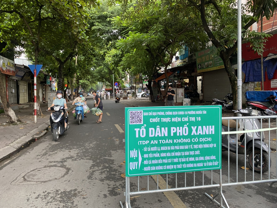 Tại các &quot;Tổ dân phố xanh&quot; này, người lạ ra vào đều phải khai báo y tế, thực hiện nghiêm nguyên tắc 5K, người vận chuyển hàng hóa đến chỉ được giao tại bàn chốt trực, không đưa trực tiếp vào nhà dân.