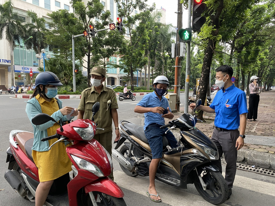 Hôm nay phường Nghĩa Tân (quận Cầu Giấy, Hà Nội) thiết lập 6 chốt “Tổ dân phố xanh” an toàn.