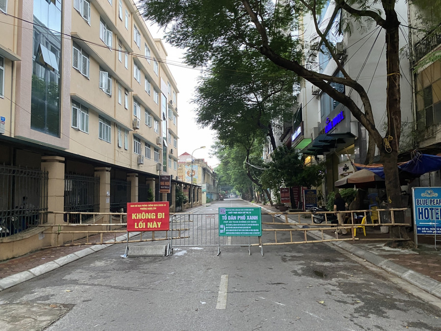 Các lối ra vào được rào lại, chỉ còn một lối đi duy nhất.