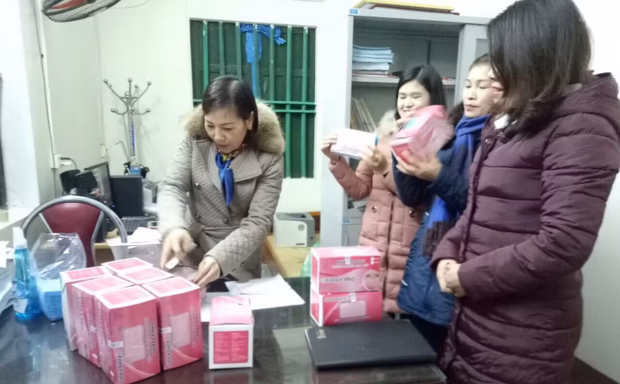 Trường THPT Sông Lô vận động cựu học sinh tặng miễn phí 1.000 khẩu trang cho học sinh của trường