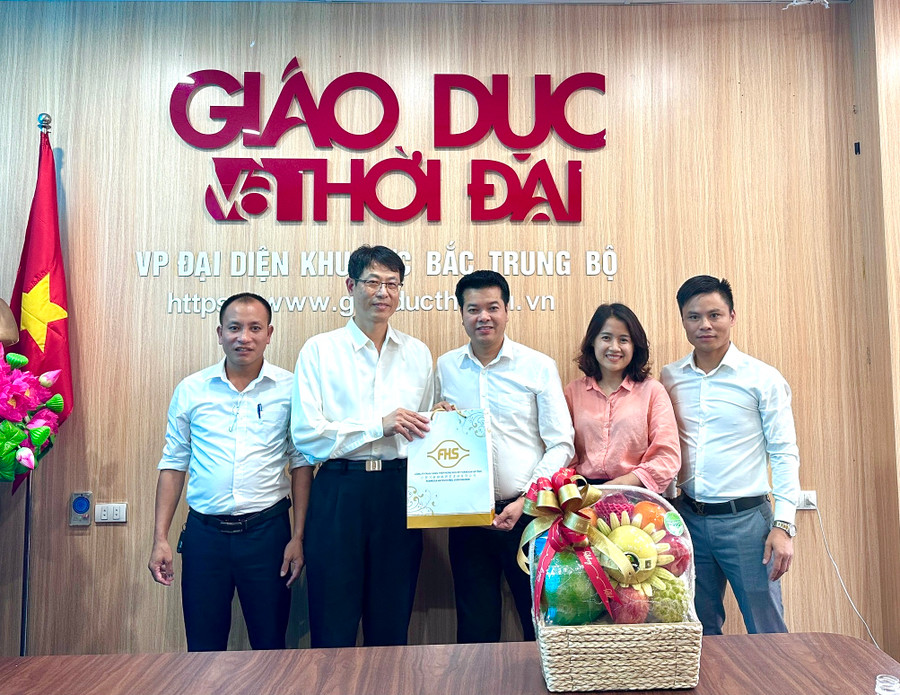 Đại diện công ty Formosa Hà Tĩnh chúc mừng văn phòng báo nhân kỷ niêm 98 năm ngày Báo chí Cách mạng Việt Nam.