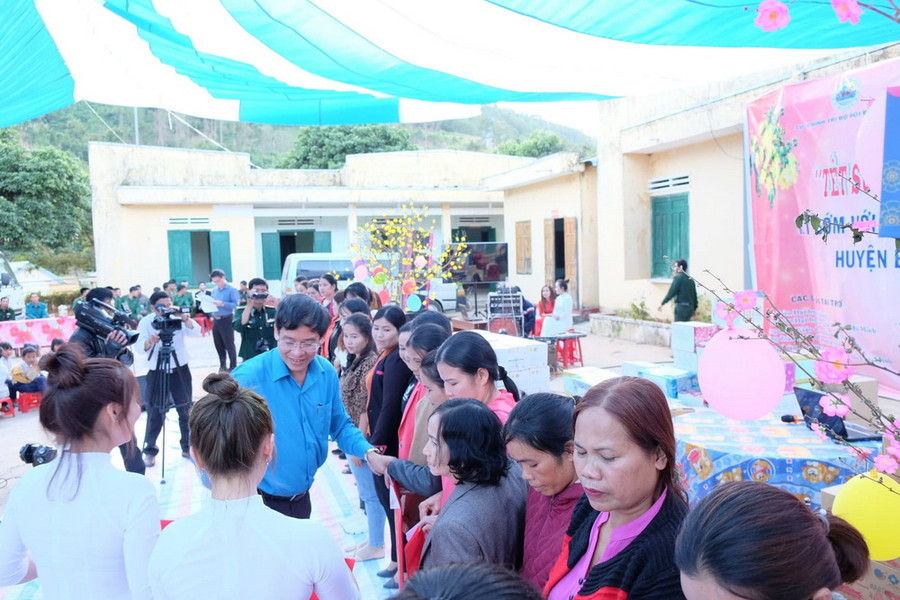 Ông Vũ Minh Đức tặng quà Tết cho giáo viên trong Chương trình Tết sum vầy tại Đồn biên phòng 669 xã Đăk Nhoong (ĐăkGLei, Kon Tum). Ảnh: Công đoàn Giáo dục Việt Nam cung cấp