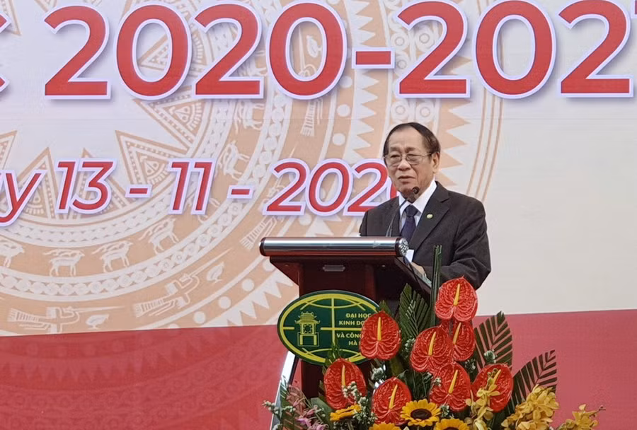 GS.TS Vũ Văn Hóa phát biểu tại lễ khai giảng