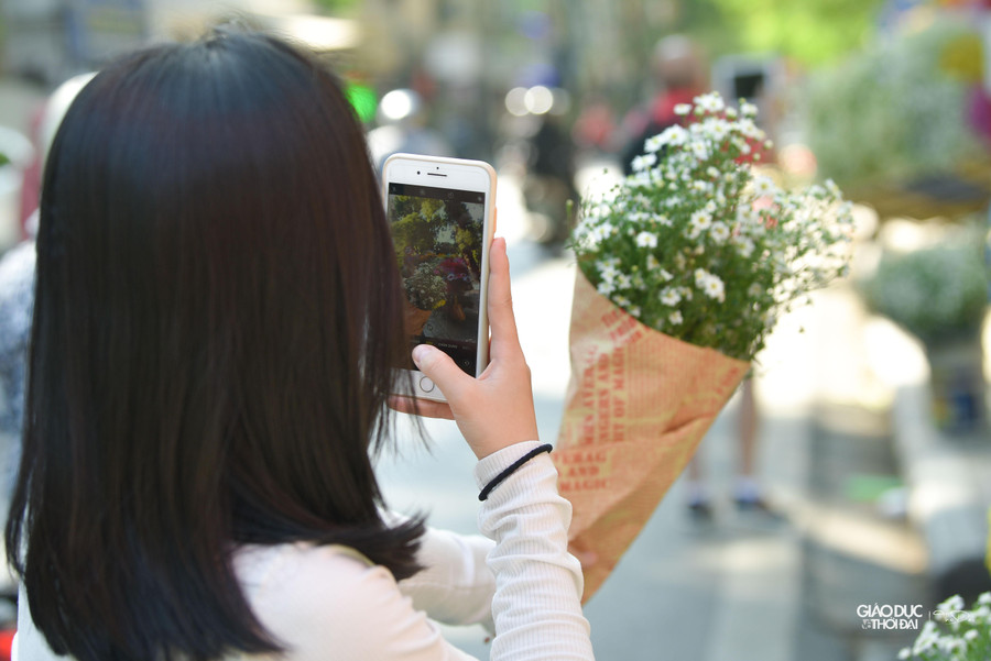 Nhiều bạn trẻ luôn chọn thạch thảo là hoa để lưu lại kỷ niệm đẹp.