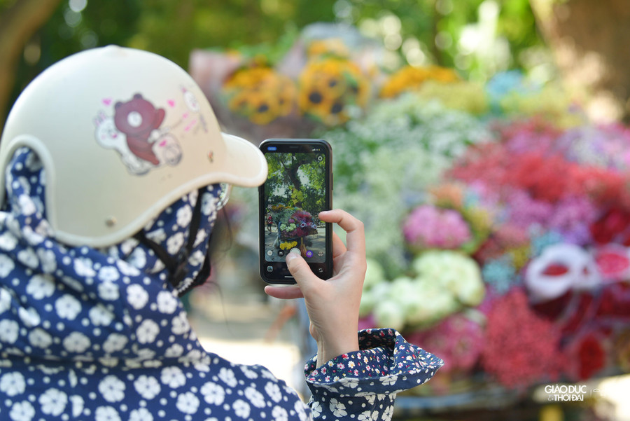 Nhiều người đi ngang qua cũng phải dừng chân để chụp 1 tấm hình những chiếc xe đầy hoa.