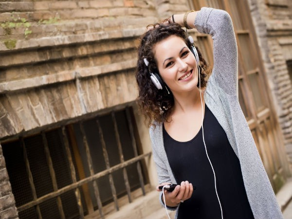 Nghe nhạc buổi sáng giúp giải tỏa căng thẳng và tăng cường năng lượng cho cơ thể.