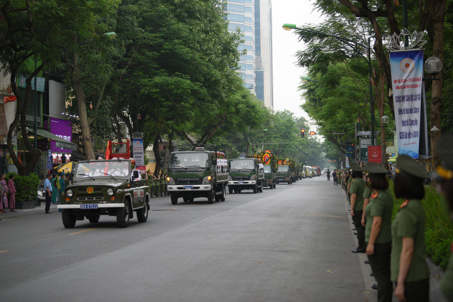 Đoàn xe tang lễ đi qua đường Lý Thường Kiệt. Đoàn xe tang lễ đi qua đường Lý Thường Kiệt.