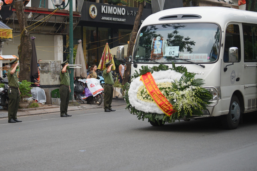 Đồng đội đứng 2 bên đường tiễn biệt 3 liệt sĩ. Đồng đội đứng 2 bên đường tiễn biệt 3 liệt sĩ.