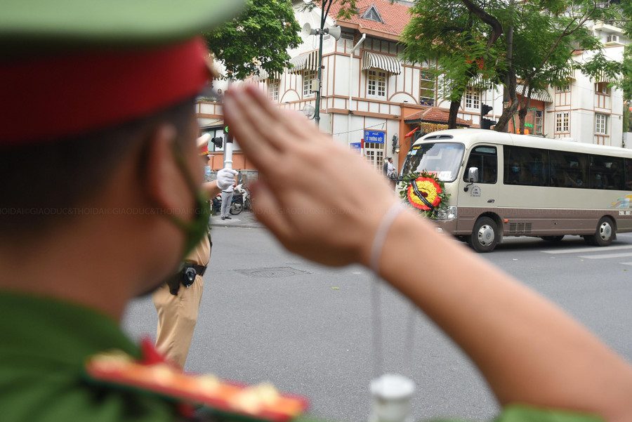 Tại các tuyến đường di quan, lực lượng đoàn viên thanh niên Thủ đô mặc áo xanh tình nguyện kết hợp với lực lượng công an Thủ đô tổ chức nhiều hàng dài để chào tiễn biệt các liệt sỹ. Tại các tuyến đường di quan, lực lượng đoàn viên thanh niên Thủ đô mặc áo xanh tình nguyện kết hợp với lực lượng công an Thủ đô tổ chức nhiều hàng dài để chào tiễn biệt các liệt sỹ.