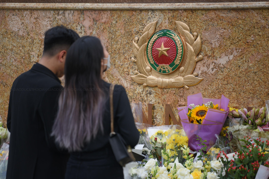Nhiều bạn trẻ cũng đến đây để đặt những đóa hoa tươi thắm dưới chân tượng đài. Nhiều bạn trẻ cũng đến đây để đặt những đóa hoa tươi thắm dưới chân tượng đài.