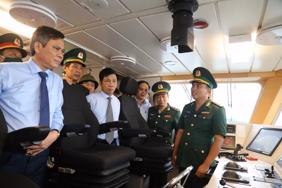 Lãnh đạo tỉnh Quảng Bình và các đơn vị tham quan tàu tuần tra.