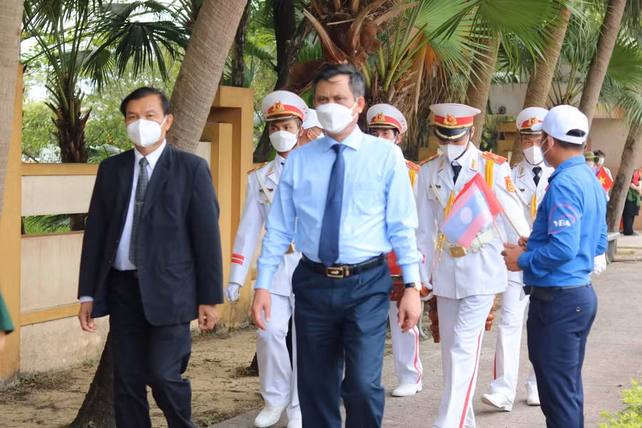 Lãnh đạo 2 tỉnh đưa tiễn hài cốt liệt sĩ về an táng tại Nghĩa trang liệt sĩ Ba Dốc.