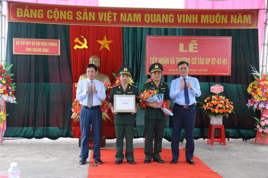 Bộ Chỉ huy Bộ đội Biên phòng Quảng Bình tổ chức tiếp nhận và lễ thượng cờ tàu tuần tra cao tốc thế hệ mới.