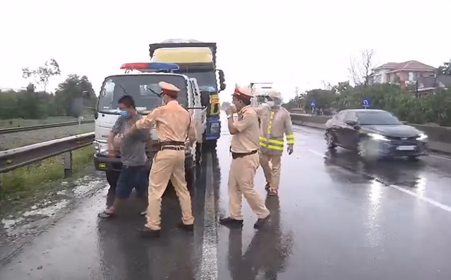 Công an tỉnh Quảng Trị đã chỉ đạo chuyển toàn bộ hồ sơ vụ việc một tài xế "tố" bị Cảnh sát giao thông đánh sang cơ quan Cảnh sát điều tra thụ lý.