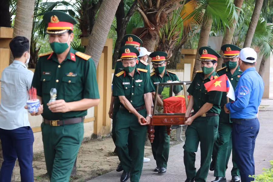 Sau hàng chục năm, hài cốt các liệt sĩ mới được quy tập đưa về quê hương.